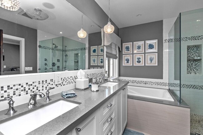 Building Photo - Prestigious Ocean View Retreat – Fully Rem...