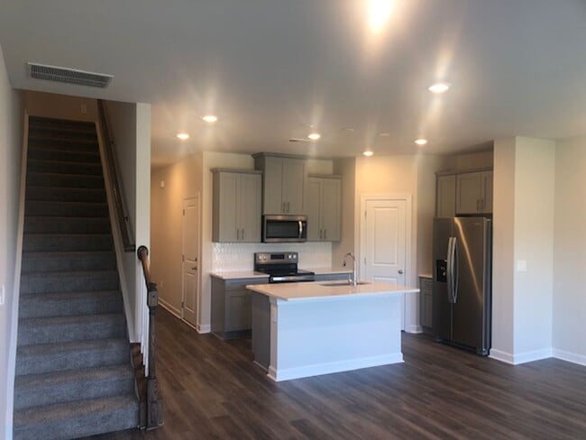 Building Photo - Newer Townhome with 1 Car Garage in Braemar Village! COMING SOON!