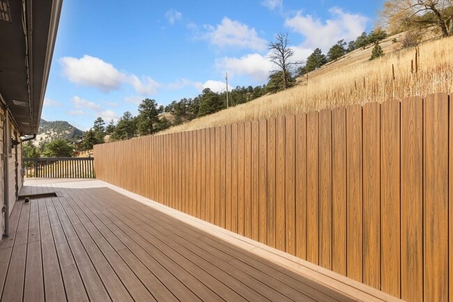 Building Photo - Bright & Beautiful Foothills Home Just Minutes from Downtown Boulder