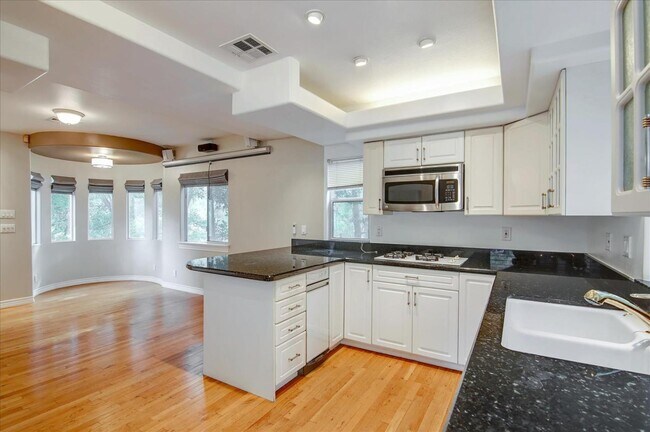 Building Photo - 8527 Wonderland Ave