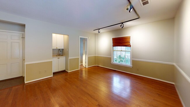 Building Photo - Bethesda/Friendship Heights Four Bedroom I...