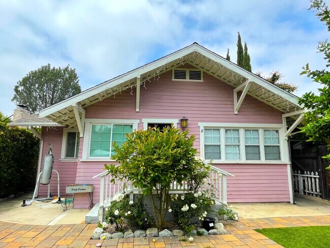 Primary Photo - 1327 N McCadden Pl