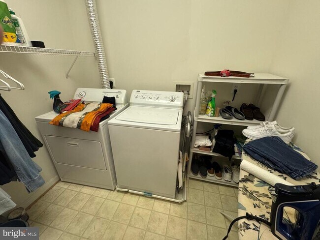 Building Photo - 2604 Chapel Lake Dr