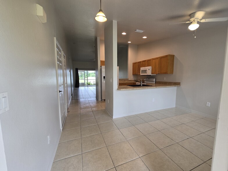 Building Photo - 518 SE 5th Pl