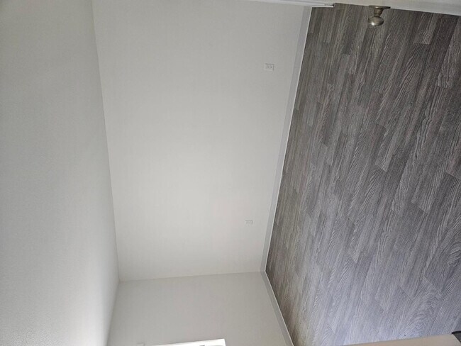 Building Photo - 1241 E Cinnabar Ave