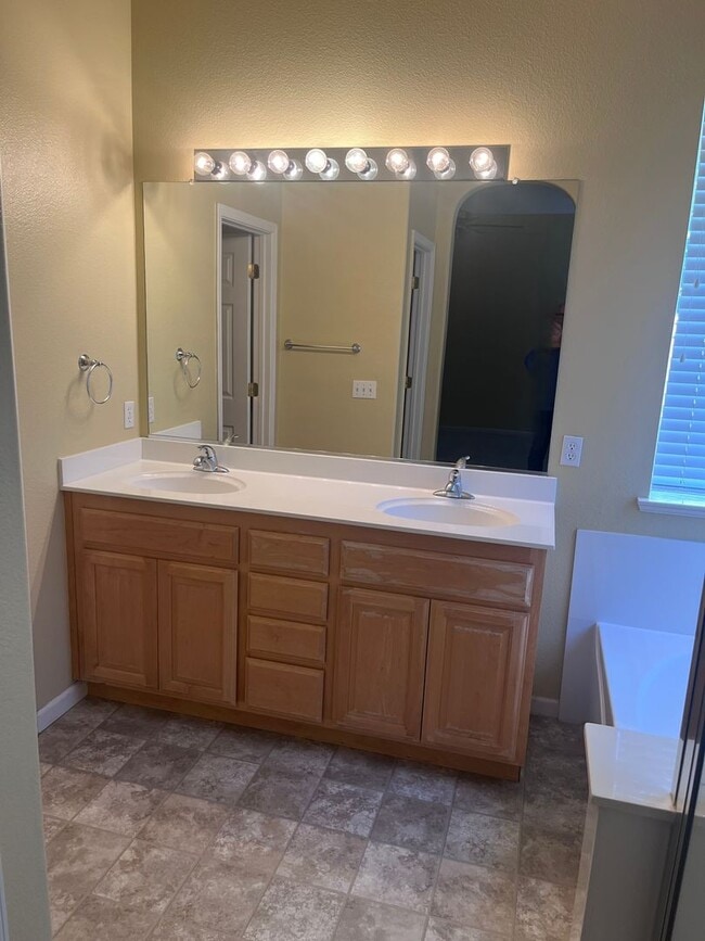 Building Photo - BEAUTIFUL HOME IN WEST ROSEVILLE!!