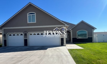 Building Photo - Charming 4-bedroom home featuring a fully ...