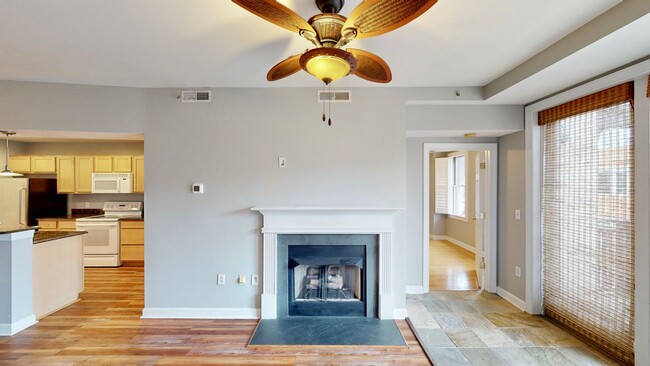 Building Photo - 718 W Trade St