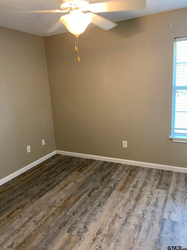 Building Photo - 113 Elm Creek Dr