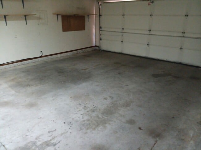 Building Photo - 3 Bedroom, 2 Bathroom Home! Schedule a Showing!