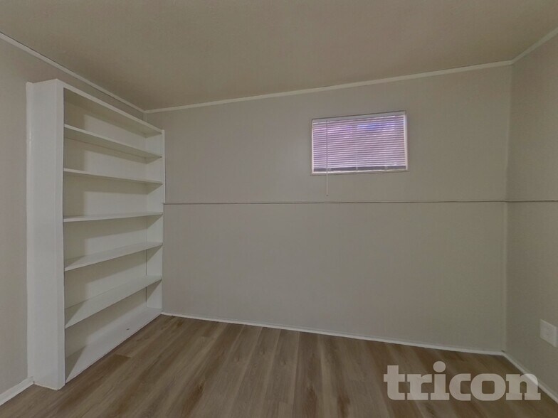 Building Photo - 5674 W Chestnut Ave