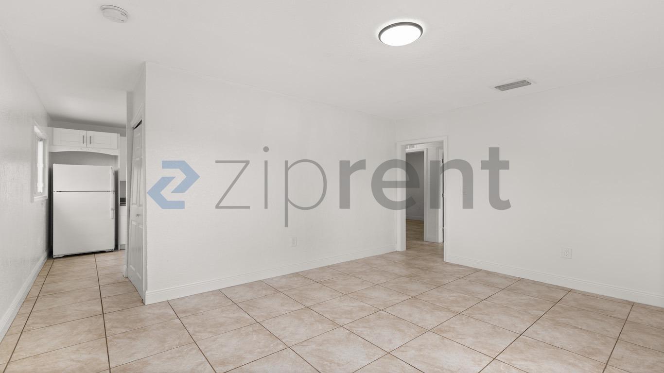 Building Photo - Unit