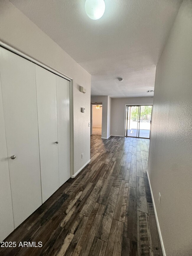 Building Photo - 9138 W Ross Ave
