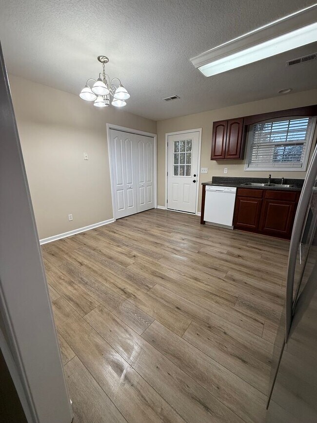 Building Photo - Great Home in Convenient Halls Location