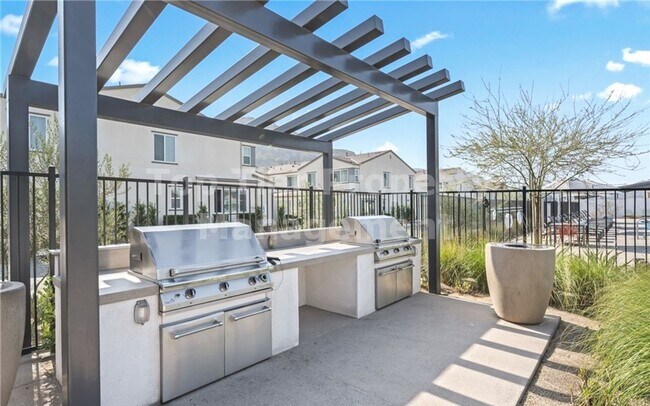 Building Photo - ***Gorgeous 2 bed / 2.5 bath / 1,083 sqft Townhouse in New Citro Community of Fallbrook - Availab...