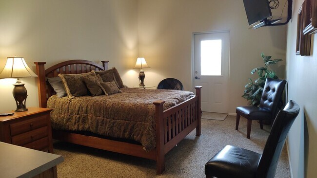 Building Photo - Diamond Valley Apartments