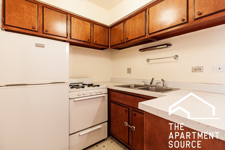 Building Photo - 665 W Wrightwood Ave