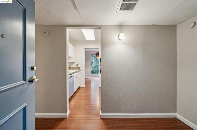 Building Photo - Elegant, private end-unit living with resort-style amenities!