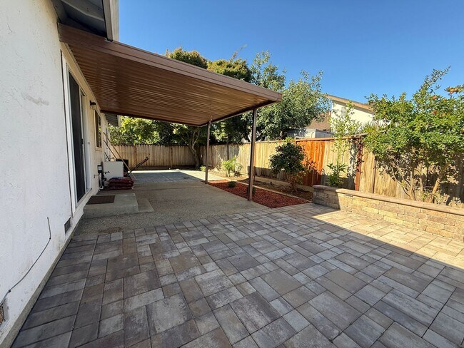 Building Photo - Cozy 3 Bedroom 2 Bath home located conveniently in San Jose