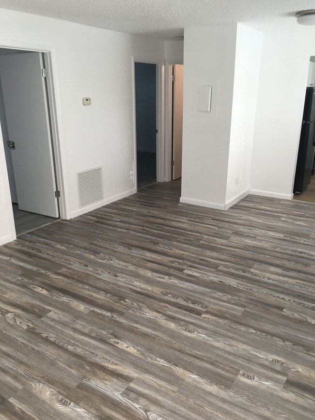 Building Photo - Vero Beach 2 Bedroom 1 Bath