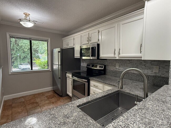 Building Photo - Two Bedroom Townhome located on Golf Course