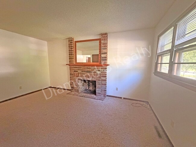 Building Photo - Charming 3 Bedroom Unit Available!