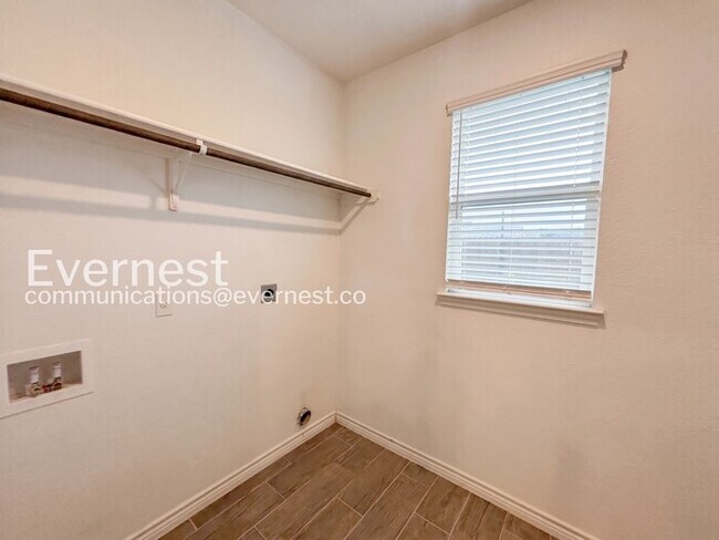 Building Photo - 853 Freedom Cir