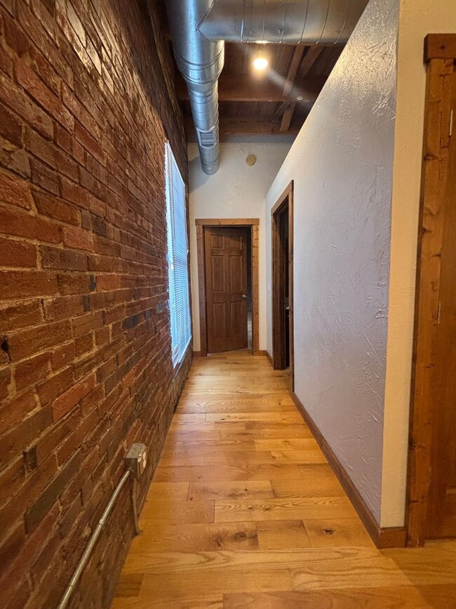 Building Photo - Large One Bedroom One bath Loft Apartment ...