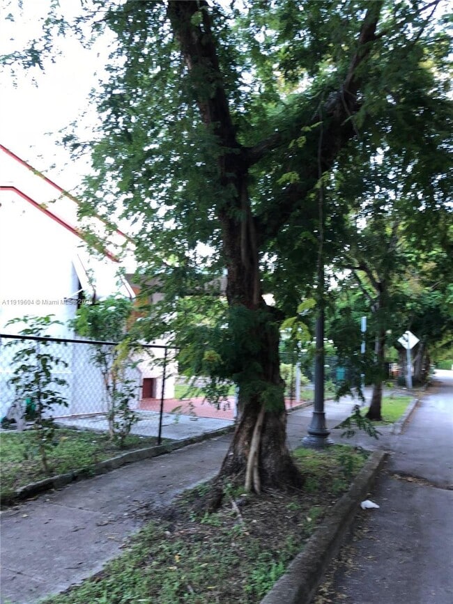 Building Photo - 76 NE 48th St