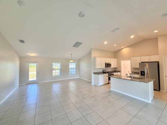 Building Photo - 4 Bed, 2 Bath Available Now in NW Cape Coral