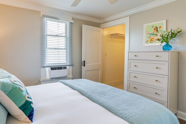 Building Photo - 202 10th Ave NE