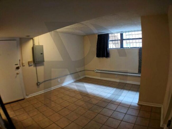 Building Photo - 1 bedroom in CHICAGO IL 60657