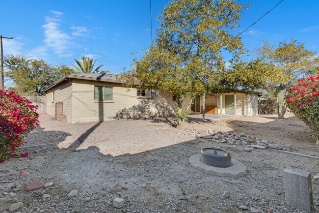Building Photo - Spacious & Stylish 4/2 – Just  2 Miles fro...