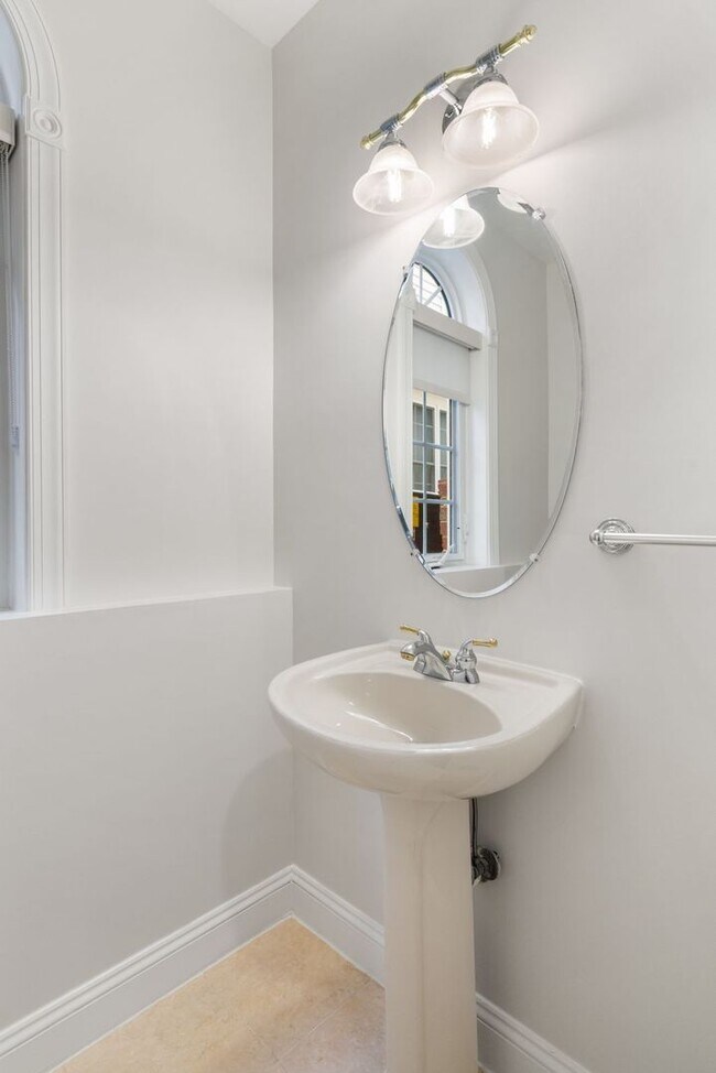 Building Photo - Stunning 4 level detached home close to the Mosaic District in Fairfax!