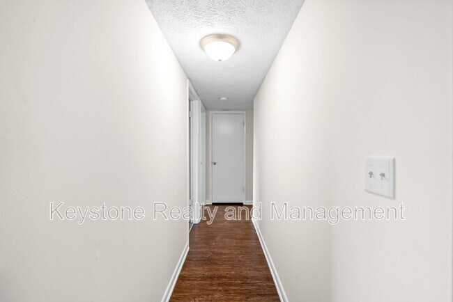 Building Photo - 225 Clara Dr