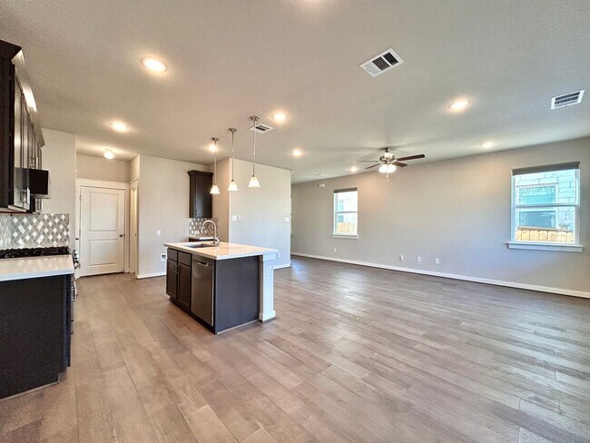 Building Photo - Charming 3 Bed / 2.5 Bath Family Home