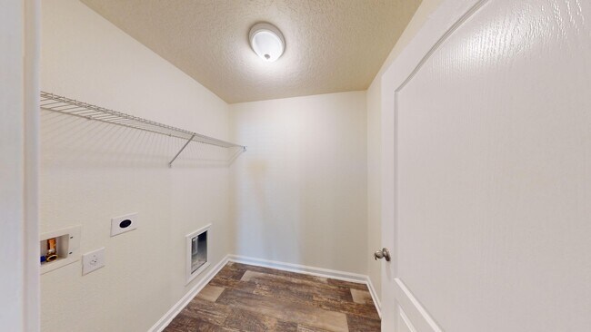 Building Photo - 4/2 Big Family Home In Adams Lake Availabl...