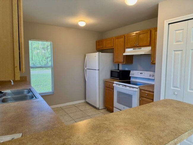 Building Photo - 18-Month Lease at $1,425 / 12-Month Lease ...