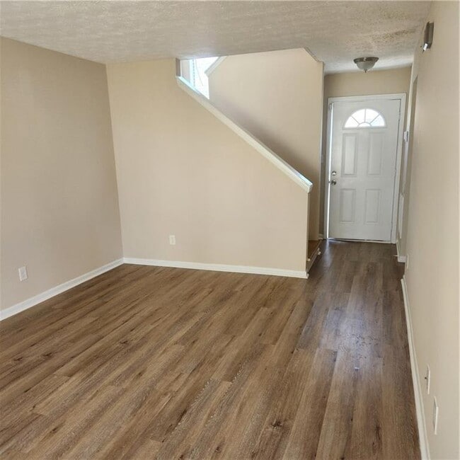 Building Photo - 293 Country Club Dr