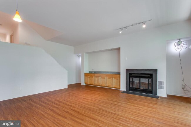 Building Photo - 11121 Watermans Dr