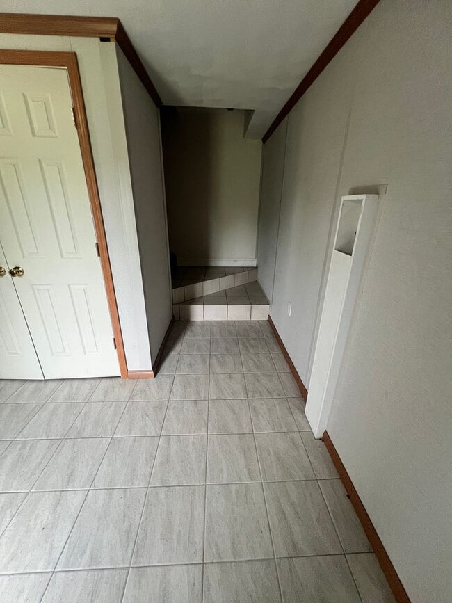 Building Photo - Basement apartment