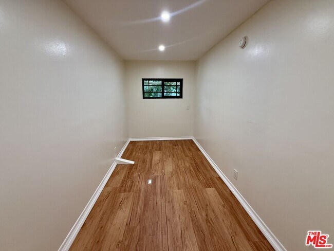 Building Photo - 1926 Hillcrest Rd