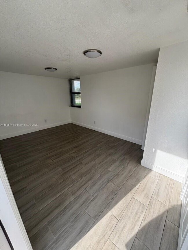 Building Photo - 915 Avenue M
