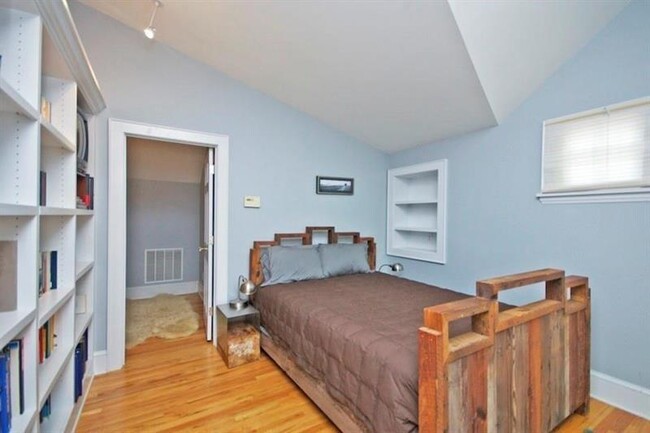 Building Photo - 412 Hilldale Dr