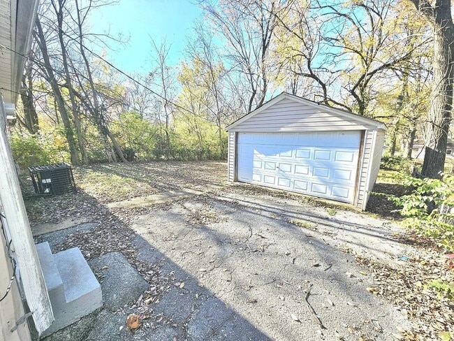 Building Photo - Amazing 3 Bedroom 1 Bathroom Home