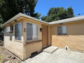 Building Photo - One Bedroom Apartment In Garden Acres Area