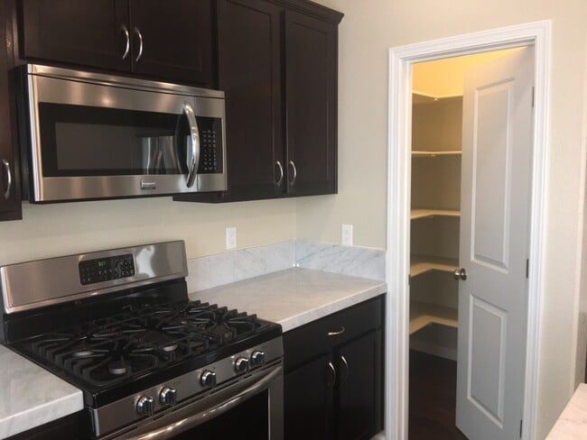 Building Photo - Gorgeous Townhouse - Built 2017 Southwest ...