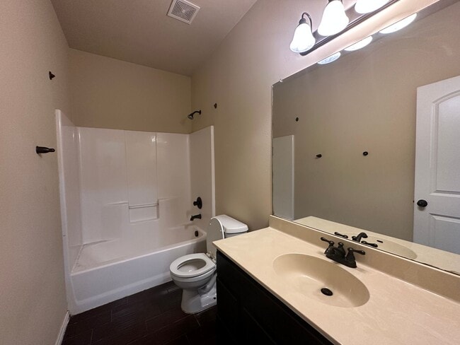 Building Photo - 304 Rosalie Dr