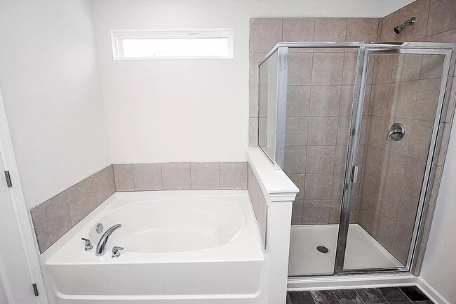 Building Photo - Home with 4 bedrooms, 3 full baths Fence in Yard