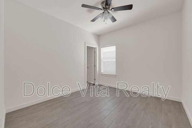 Building Photo - 1502 W Platinum Dr